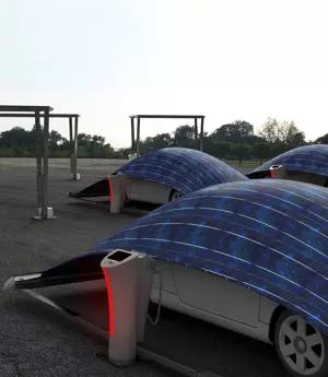 Garer sa voiture sous une tente solaire pour la recharger