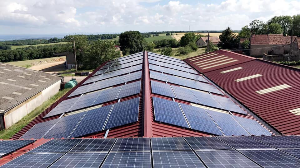 installation solaire photovoltaïque sur une ferme bovine de la région Bourgogne - Franche-Comté
