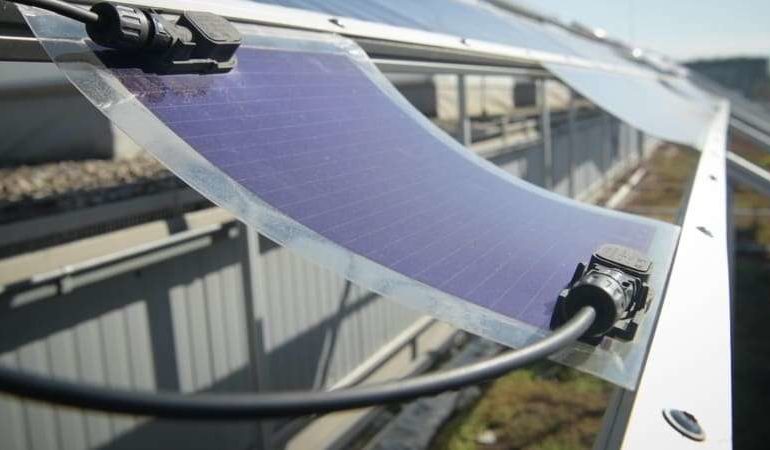 L’énergie photovoltaïque avec des panneaux souples et autocollants