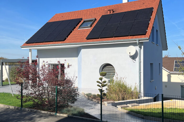 Panneaux solaires photovoltaïques pour résidence.