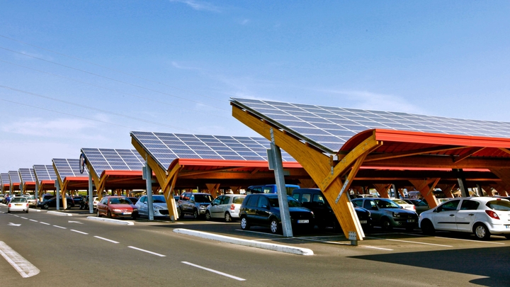 L’obligation des panneaux photovoltaïques sur les grands parkings extérieurs